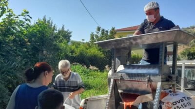 Selçuk Belediyesi, kışlık salça hazırlıklarını kolaylaştırmak için salça sıkım makinesini