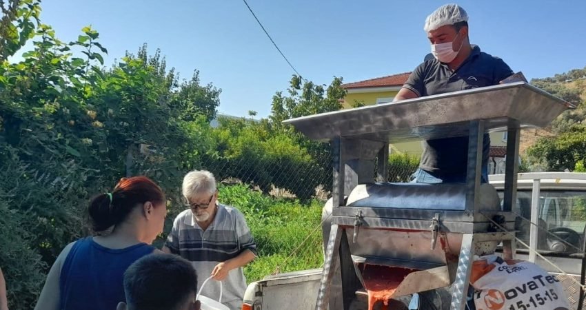 Selçuk Belediyesi, kışlık salça hazırlıklarını kolaylaştırmak için salça sıkım makinesini