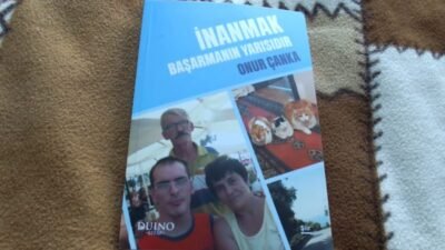 Balıkesir’in Burhaniye ilçesinde yaşayan serebral palsili şair Onur Çanka, 17