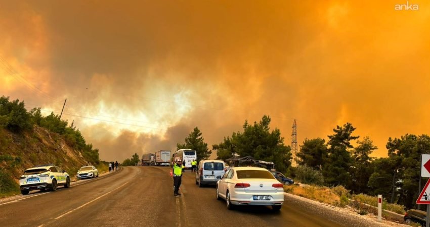 Muğla'nın Seydikemer ilçesinde ziraat alanında başlayıp ormanlık alana sıçrayan yangın
