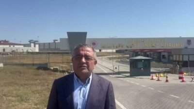 YENİ Parti Diyarbakır Milletvekili Sezgin Tanrıkulu, Çorlu Karatepe Cezaevi'nde komedyen