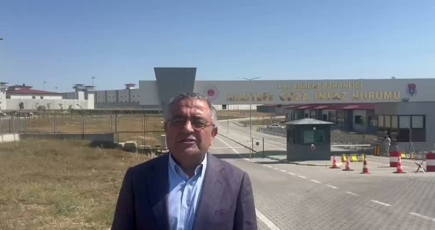 YENİ Parti Diyarbakır Milletvekili Sezgin Tanrıkulu, Çorlu Karatepe Cezaevi'nde komedyen