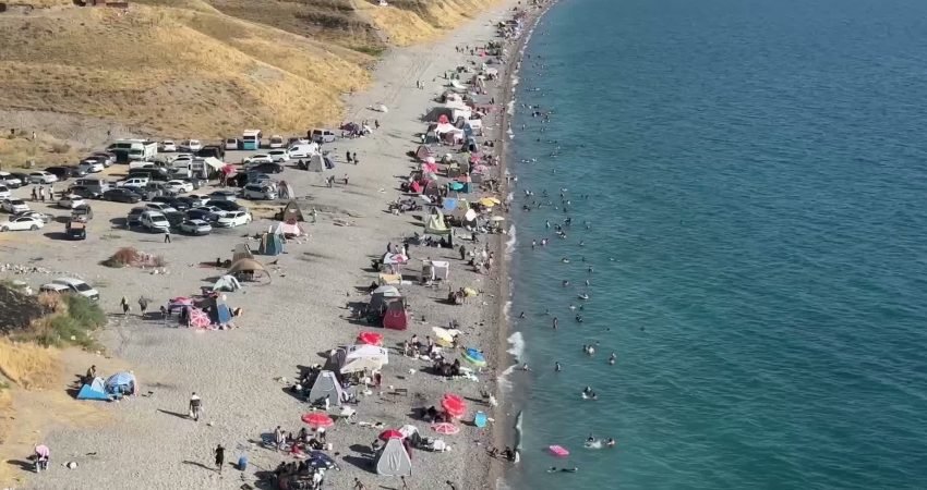 Van’da mevsim normallerinin üzerinde seyreden sıcak hava nedeniyle yurttaşlar Van