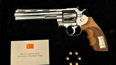 El País, Cumhurbaşkanı Recep Tayyip Erdoğan'ın NATO liderlerine hediye ettiği
