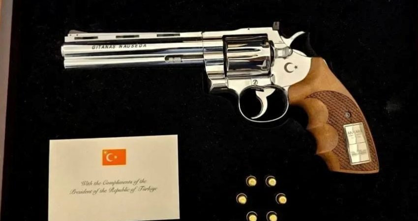 El País, Cumhurbaşkanı Recep Tayyip Erdoğan'ın NATO liderlerine hediye ettiği
