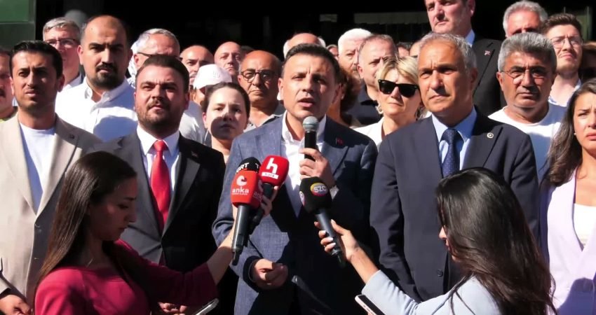 Üsküdar Belediye Başkanı Sinem Dedetaş'ın gözaltına alınıp, gözaltı görüntülerin basınla