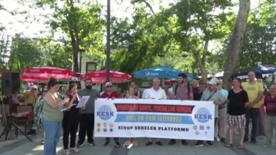 Sinop'ta Kamu Emekçileri Sendikaları Konfederasyonu (KESK) üyeleri, Uğur Mumcu Meydanı'nda