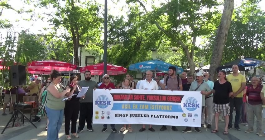 Sinop'ta Kamu Emekçileri Sendikaları Konfederasyonu (KESK) üyeleri, Uğur Mumcu Meydanı'nda