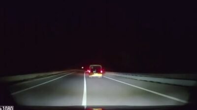 Muğla’nın Marmaris ilçesinde seyir halindeki ticari taksiden ormanlık alana sigara