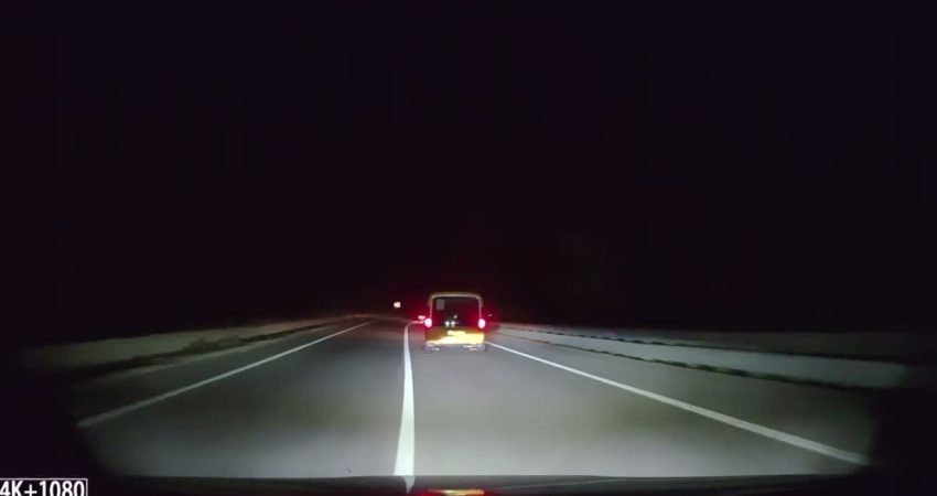 Muğla’nın Marmaris ilçesinde seyir halindeki ticari taksiden ormanlık alana sigara