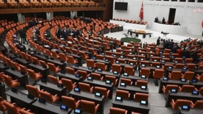 Özgür Özel’in de aralarında bulunduğu 91 milletvekilinin CHP’den istifa ederek
