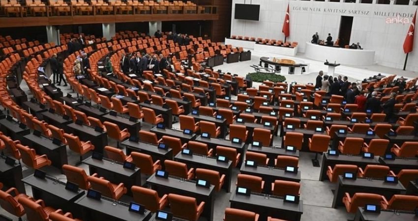 Özgür Özel’in de aralarında bulunduğu 91 milletvekilinin CHP’den istifa ederek