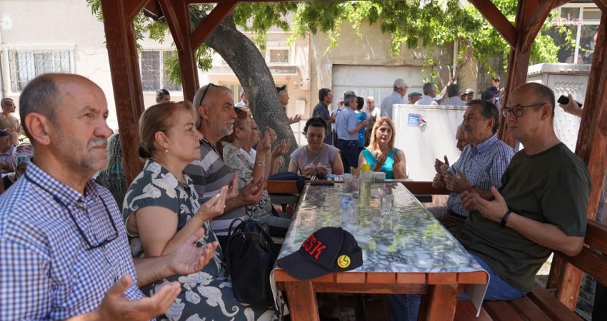 Tepebaşı Belediye Başkanı Ahmet Ataç, Yeşiltepe Mahallesi'nde vatandaşlarla bir araya