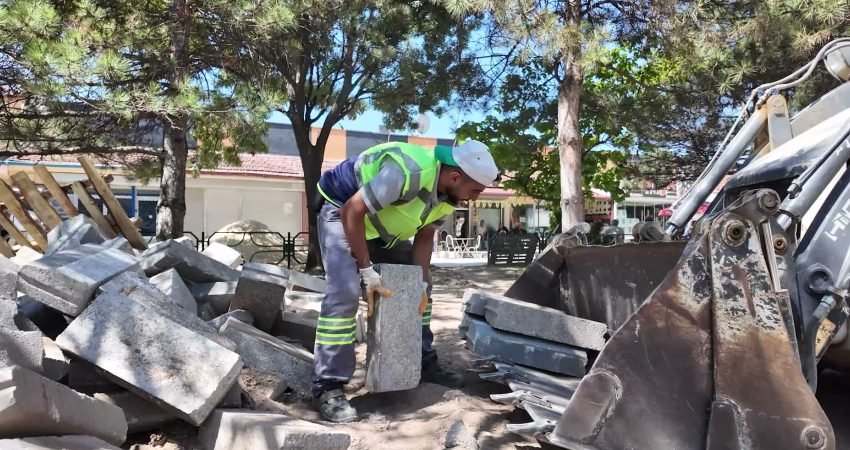 Tepebaşı Belediyesi Park ve Bahçeler Müdürlüğü ekipleri, ilçe genelindeki parklarda