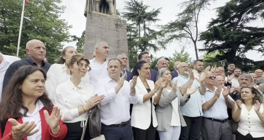 CHP Trabzon il ve ilçe teşkilatlarının yöneticileri ile partili belediye