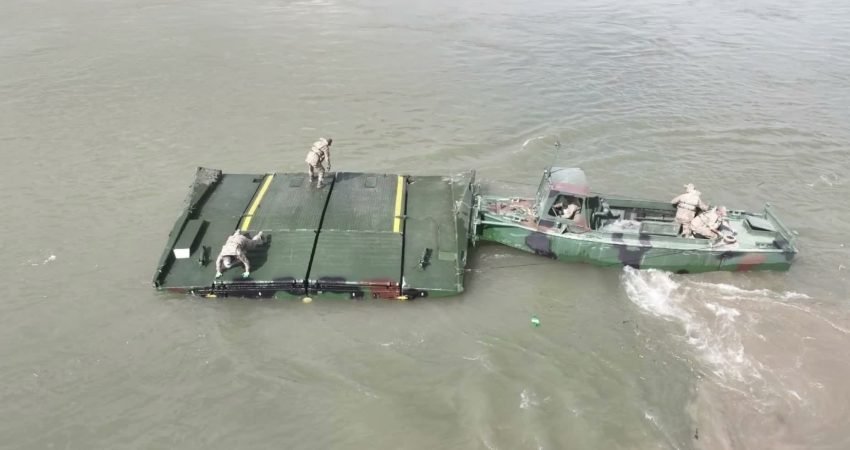 Suriye'nin Deyrizor bölgesindeki Fırat Nehri üzerine 2'nci Ordu İstihkam Tugay