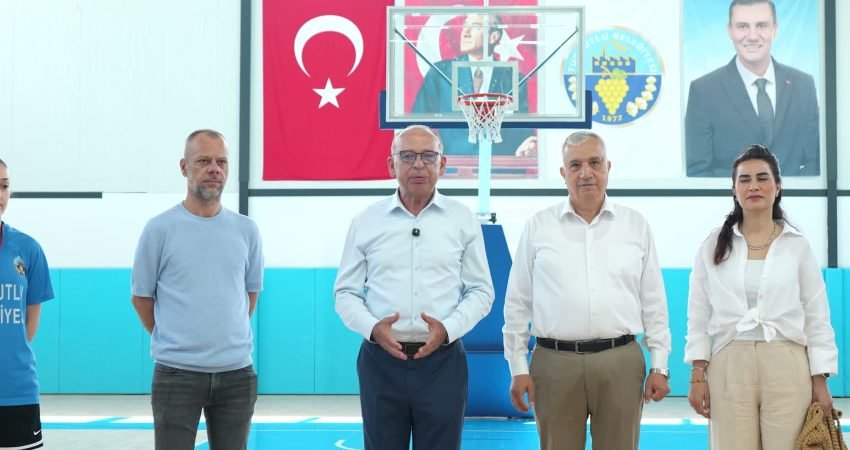 Turgutlu Belediye Başkanı Çetin Akın, Yaz Spor Kursları’nın ilk gününde