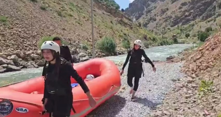 Türkiye'nin farklı illerinden sporcuların katıldığı Rafting Türkiye Şampiyonası'nın 3. Ayak