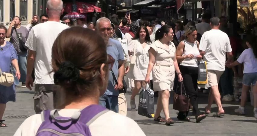 Her yıl milyonlarca yabancı turistin geldiği Türkiye'de emekliler, tatilin kendileri