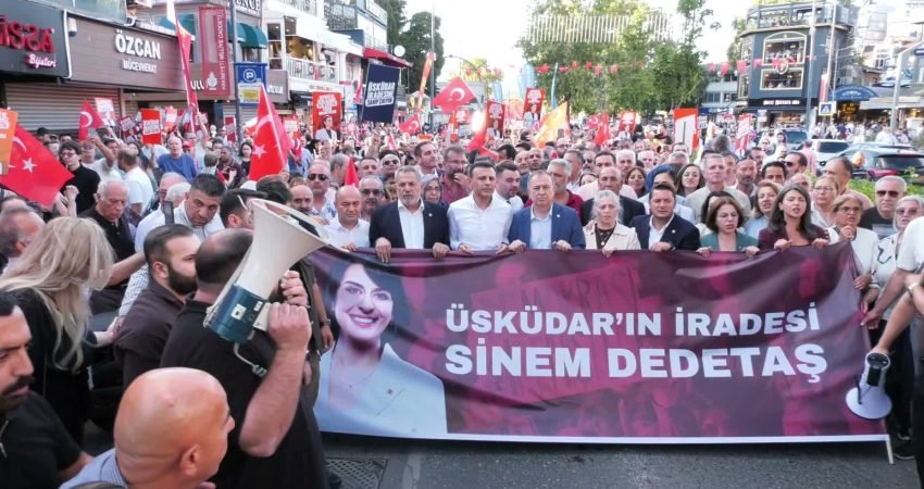 Üsküdar Belediye Başkanı Sinem Dedetaş'ın  gözaltına alınması bir yürüyüşle