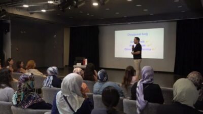 Bornova Belediyesi’nin düzenlediği panelde konuşan uzmanlar, çocuk gelişiminde her isteği