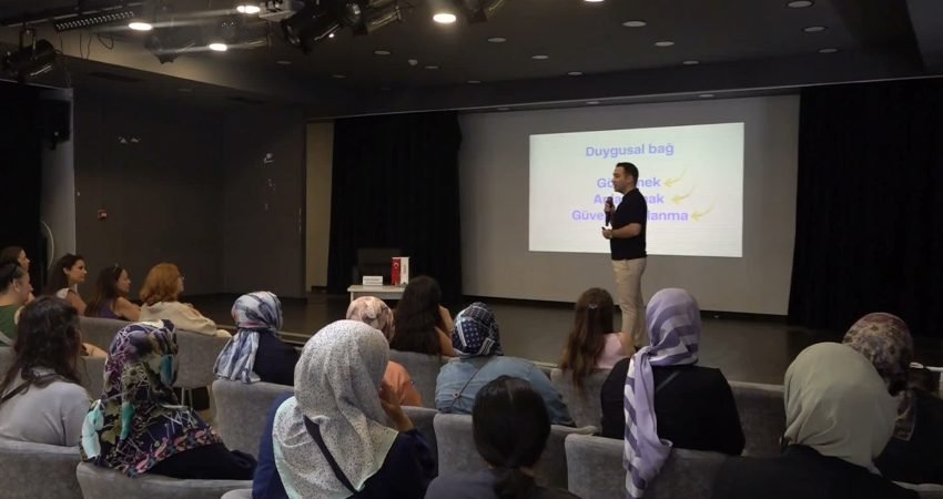 Bornova Belediyesi’nin düzenlediği panelde konuşan uzmanlar, çocuk gelişiminde her isteği