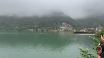 Uzungöl’e düşen çantasını almak isterken suya düşen turisti kurtarmak için göle
