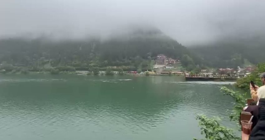 Uzungöl’e düşen çantasını almak isterken suya düşen turisti kurtarmak için göle