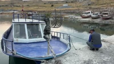 Balıkçı Basri Ateş, Van Gölü'ndeki inci kefalinin korunması için özellikle