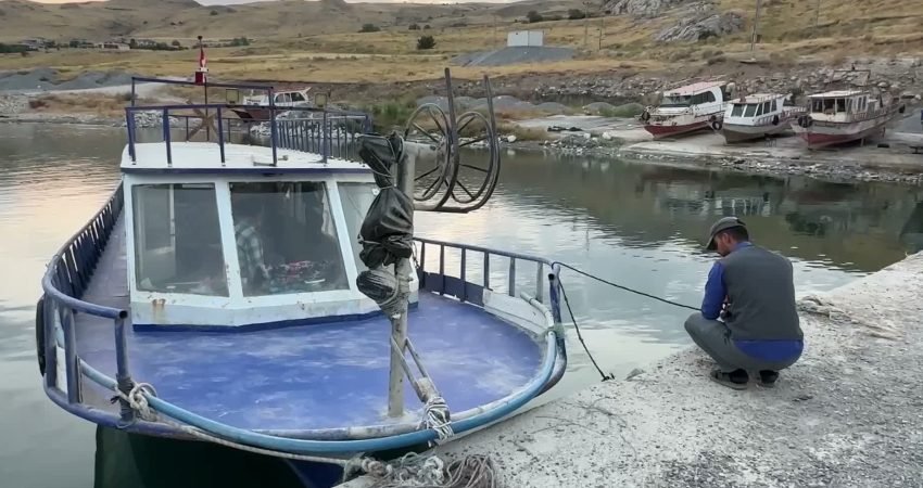 Balıkçı Basri Ateş, Van Gölü'ndeki inci kefalinin korunması için özellikle