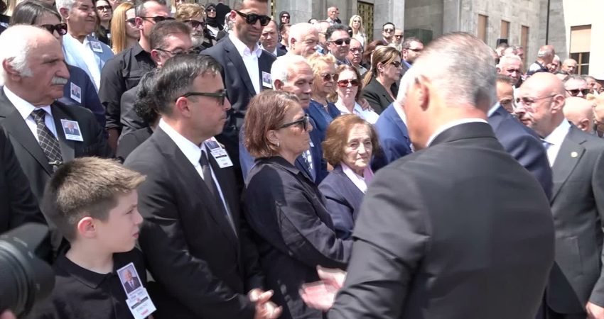 Yaşamını yitiren eski Devlet Bakanı Burhan Kara için TBMM'de cenaze
