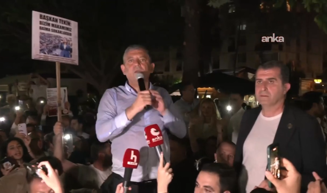 CHP Grup Başkanı Özgür Özel, Adana'nın Toroslar Caddesi'nde yurttaşlarla birlikte