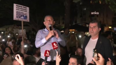 CHP Grup Başkanı Özgür Özel, Adana'nın Toroslar Caddesi'nde yurttaşlarla birlikte