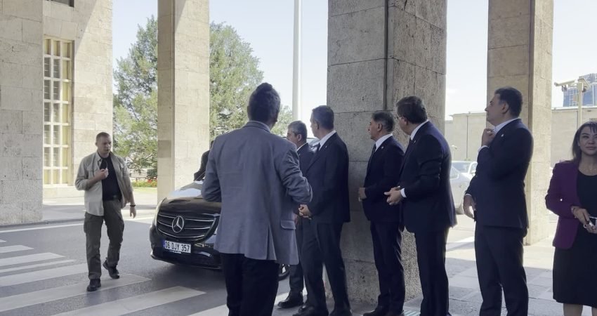 YENİ Parti Genel Başkanı Özgür Özel, partisinin kapalı grup toplantısı