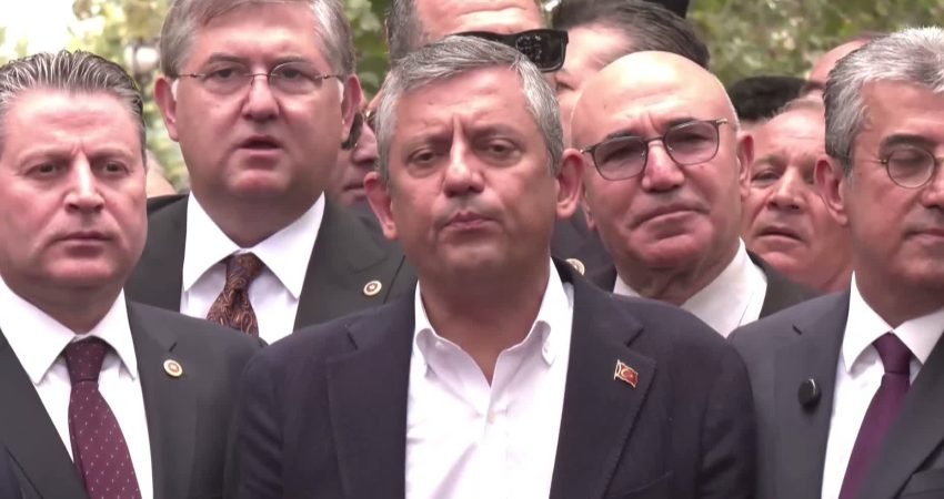 Yeni Parti'nin kurulmasının ardından konuşan Manisa Milletvekili Özgür Özel, "Günün