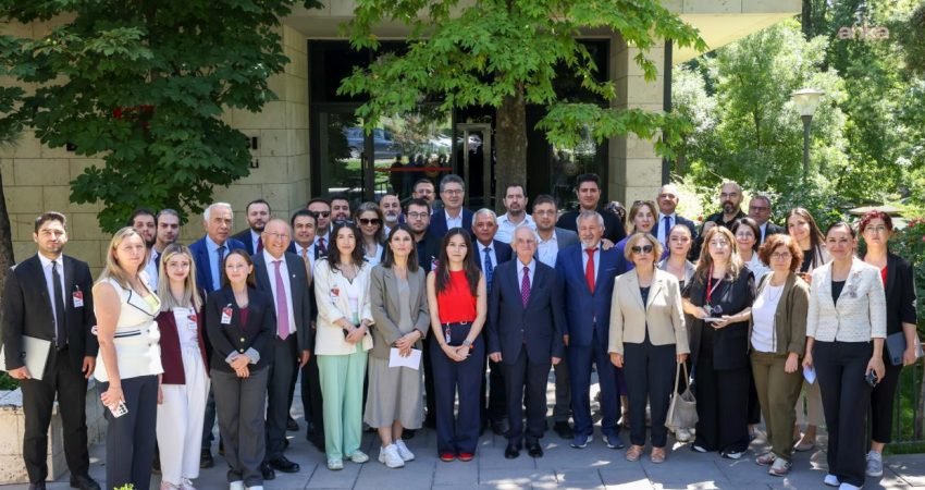 YENİ Parti MYK üyeleri, bugün TBMM'de basın mensuplarıyla bir araya
