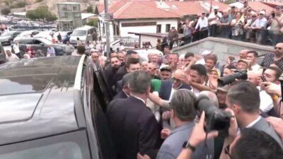 YENİ Parti'nin resmen kurulmasının ardından cuma namazını kılmak için Hacı