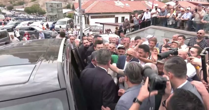 YENİ Parti'nin resmen kurulmasının ardından cuma namazını kılmak için Hacı