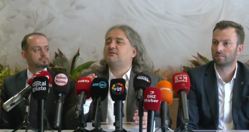 Yeniden Refah Partisi İzmir İl Başkanı Cemal Arıkan, Kemeraltı Çarşısı’nda