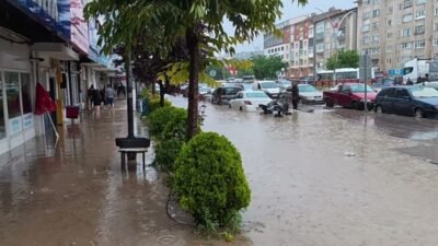 Yozgat’ta sabah saatlerinde etkili olan sağanak yağış, kentte yaşamı olumsuz