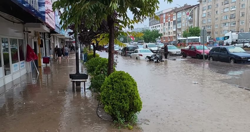 Yozgat’ta sabah saatlerinde etkili olan sağanak yağış, kentte yaşamı olumsuz