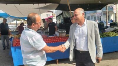 Yumurtalık Belediye Başkanı Erdinç Altıok, semt pazarında esnaf ve vatandaşlarla
