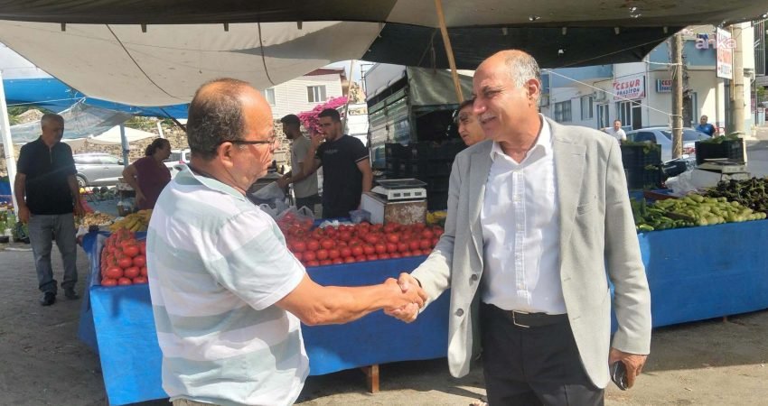 Yumurtalık Belediye Başkanı Erdinç Altıok, semt pazarında esnaf ve vatandaşlarla