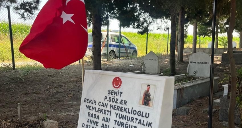 Yumurtalık Belediyesi, ilçede bulunan şehit mezarlarındaki Türk bayraklarını yeniledi. Belediye