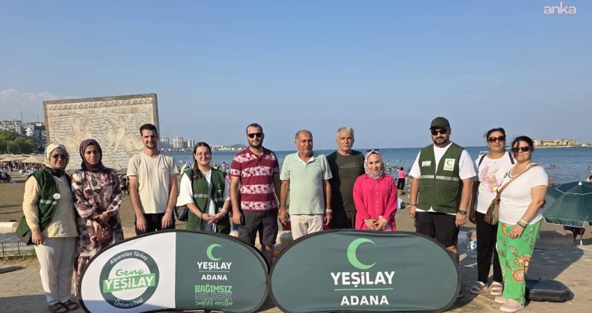 Yumurtalık Belediyesi, ilçe genelinde temizlik çalışmalarını sürdürürken yıpranan Türk bayraklarını