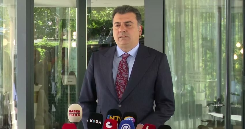 CHP İstanbul Milletvekili Zeynel Emre, yeni partinin kuruluş dilekçesinin birkaç