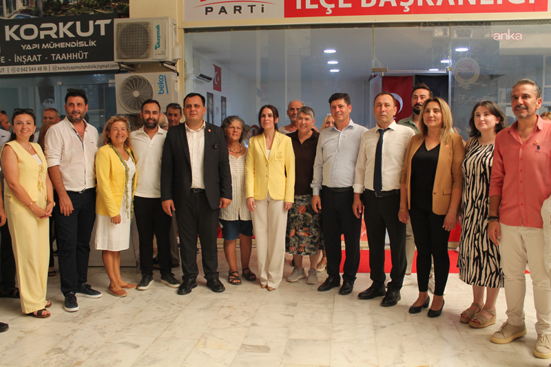 Dalaman Belediye Başkanı Sezer Durmuş meclis üyeleri ile beraber YENİ Parti’ye geçti Dalaman Belediye Başkanı Sezer Durmuş, CHP'den istifa ederek YENİ Parti’ye