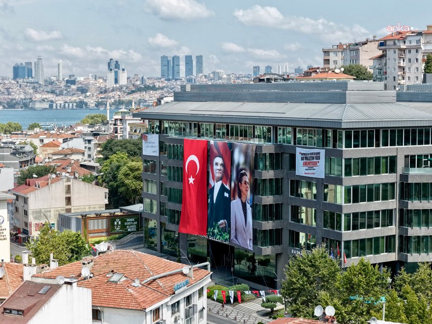 Üsküdar Belediyesi binasına geçen cuma tutuklanan Üsküdar Belediye Başkanı Sinem