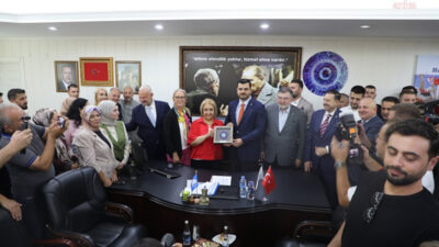 AK Parti Genel Sekreteri Eyyüp Kadir İnan, Menderes’teki belediye başkan