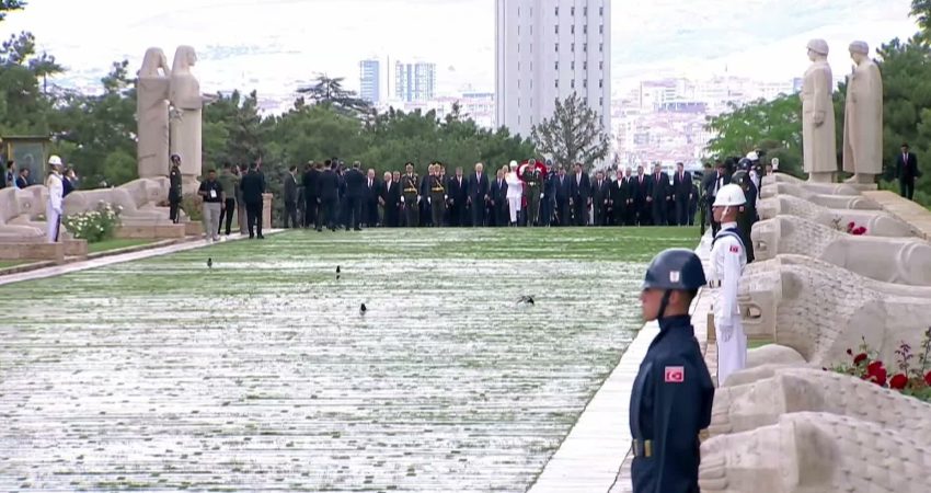 30 Ağustos Zafer Bayramı… Cumhurbaşkanı Erdoğan başkanlığındaki devlet erkanı, Anıtkabir’i ziyaret etti Cumhurbaşkanı Recep Tayyip Erdoğan ve devlet erkanı 30 Ağustos Zafer